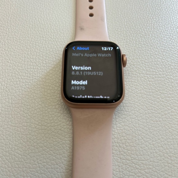 LIKE NEW! Apple Watch Series 4 Rose 🌹 Gold W/accessories - Picture 4 of 8